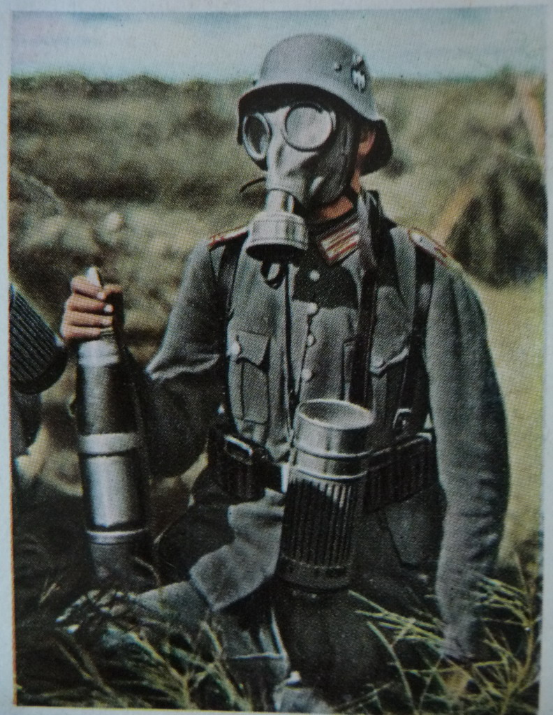 Немецкий солдат второй мировой войны в противогазе